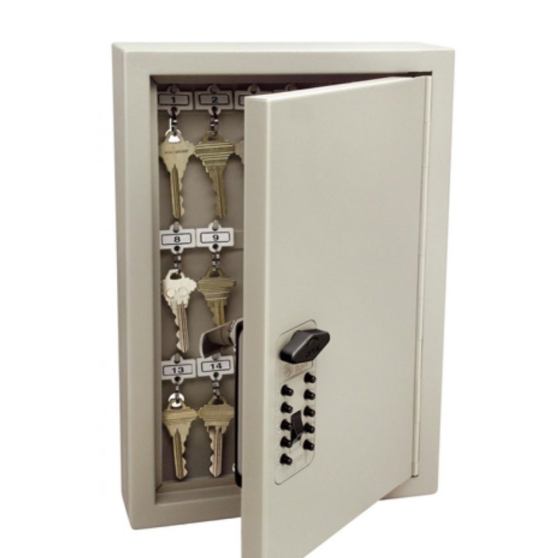 Armoire Keysafe 30 clés à ouverture par code mécanique, ouverte avec des clés suspendues à l'intérieur