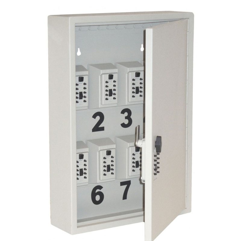 Armoire comportant des mini coffres à clés, porte ouverte