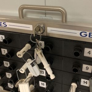Grace à la serrure il peut être fixé définitivement
