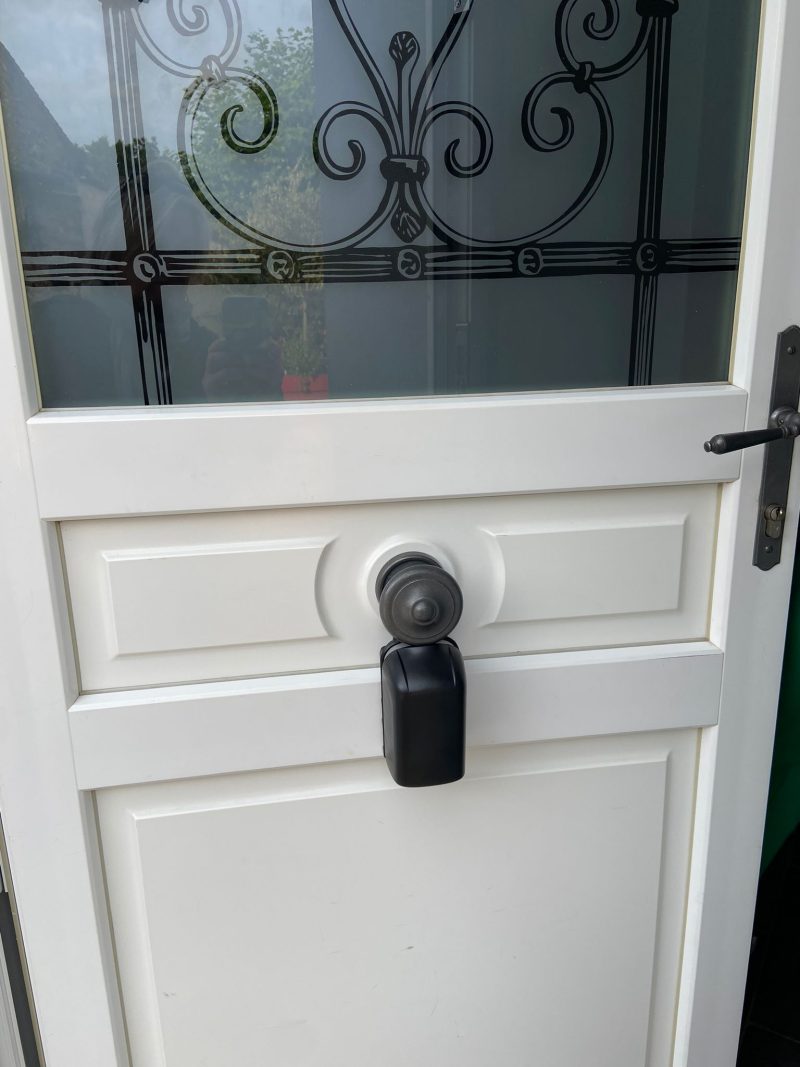 Boite à clé accrochée à la boule d'une porte