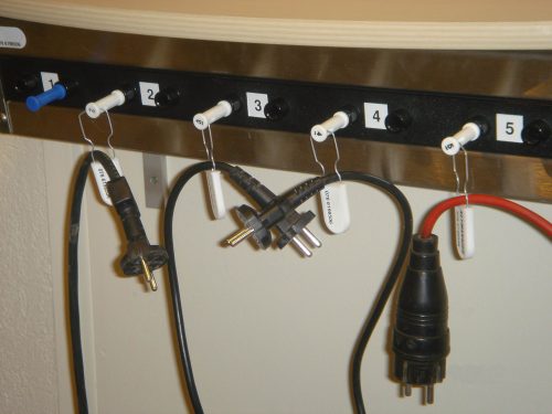 Des fils électriques sont prisonnier des scellés