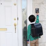 un enfant oubli sa clé de maison