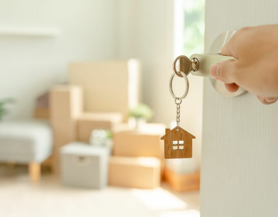 personne qui ouvre la porte d'un logement en location avec sa clé